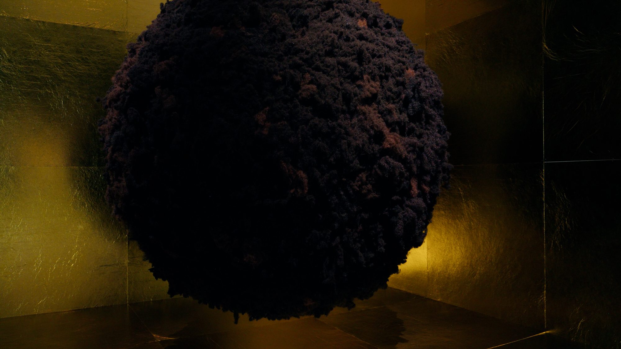 Jeannette Ehlers, the sphere of hair in the gold room