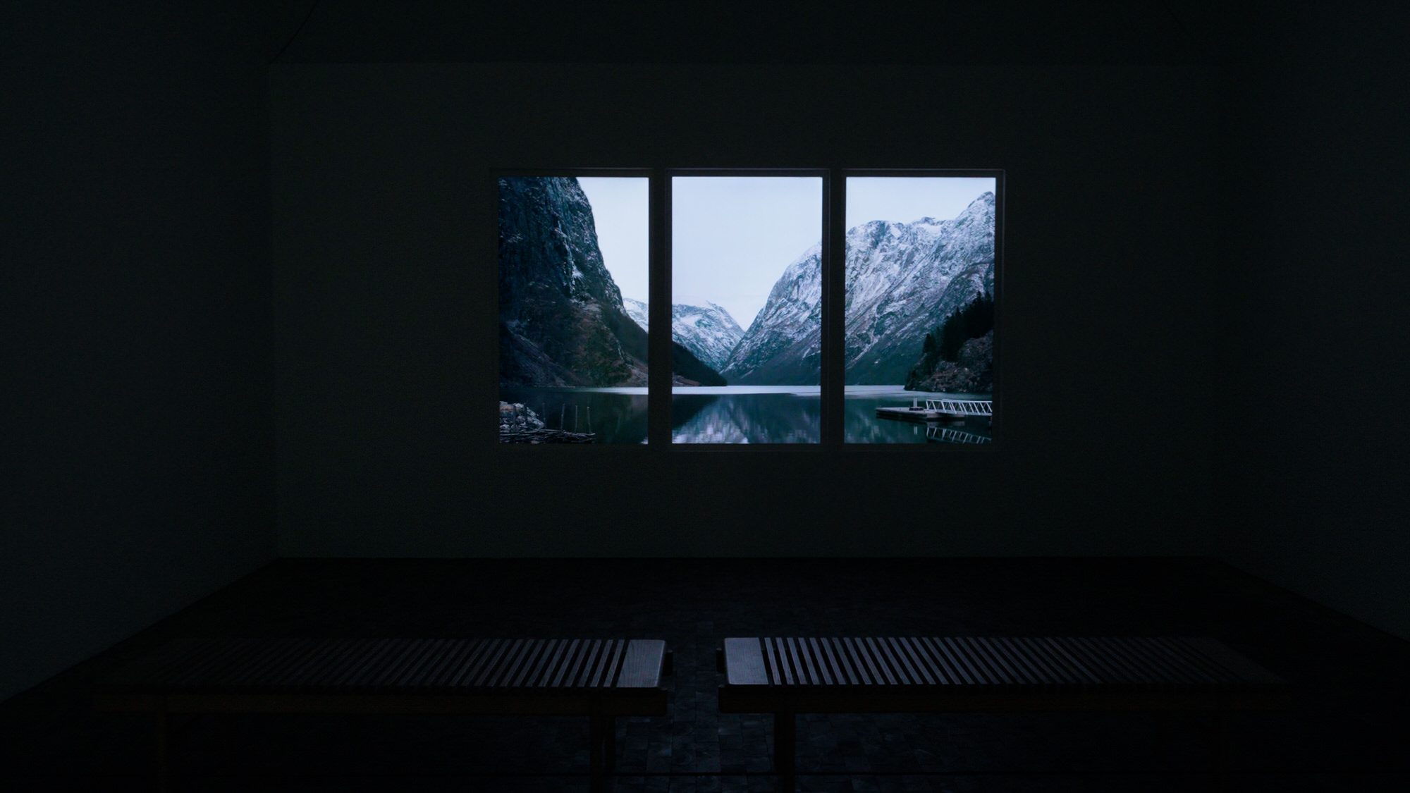 Sandra Mujinga, the dark room with the bench and the windows