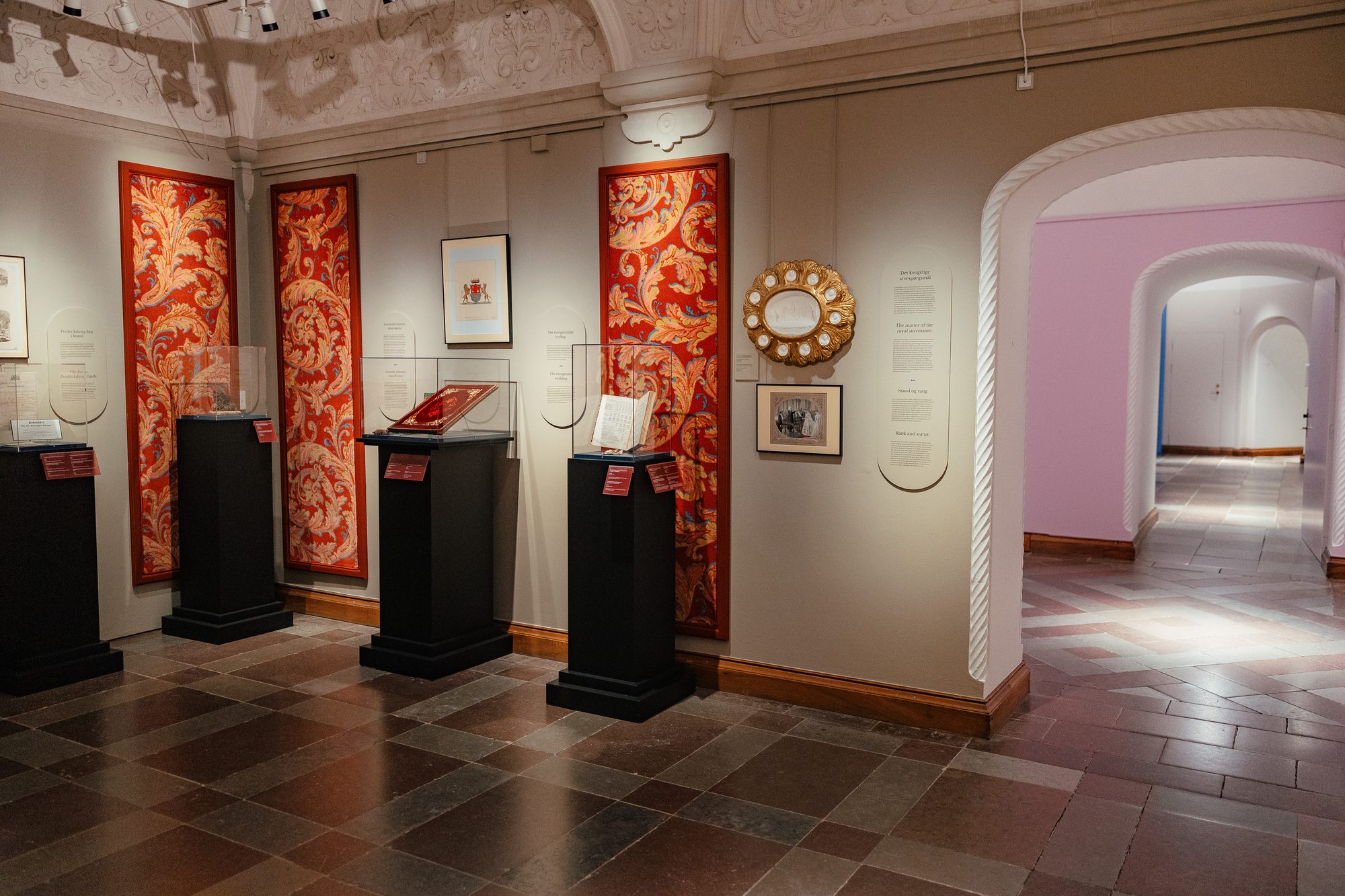 Danner af Danmark, room with red damask panels and the patent of nobility