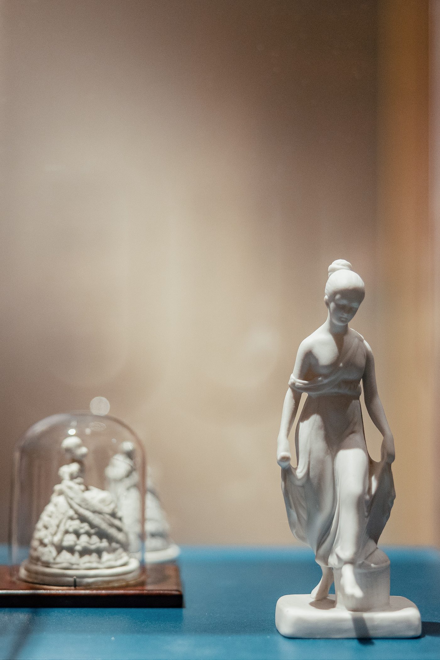 Danner af Danmark, porcelain figures mocking the countess in a vitrine