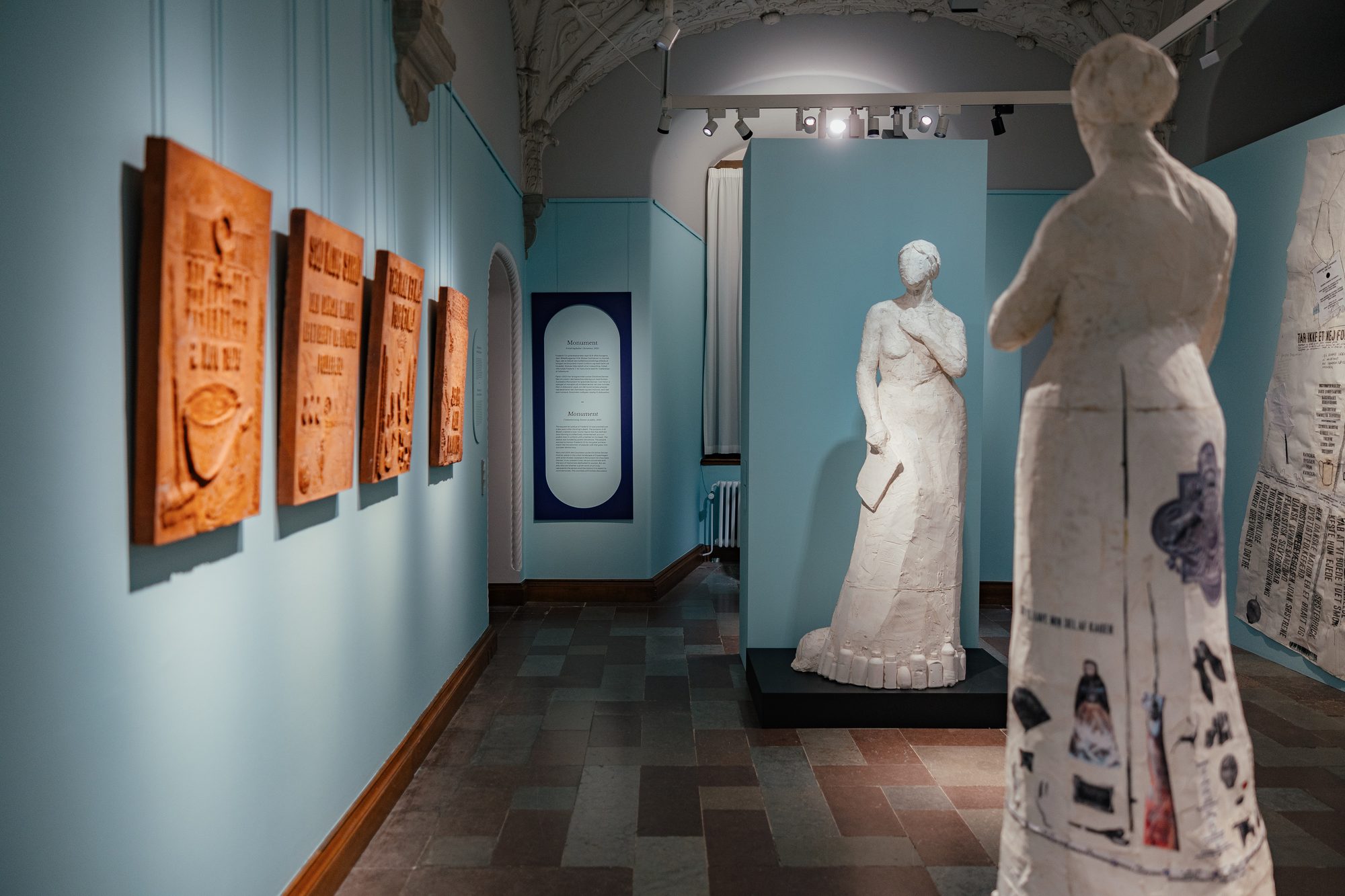 Danner af Danmark, light blue room with reliefs and paper sculptures