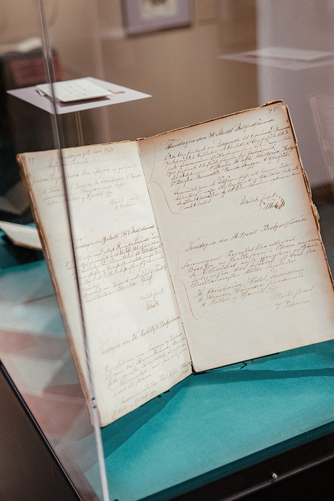 Danner af Danmark, open union protocol in a vitrine on teal cloth