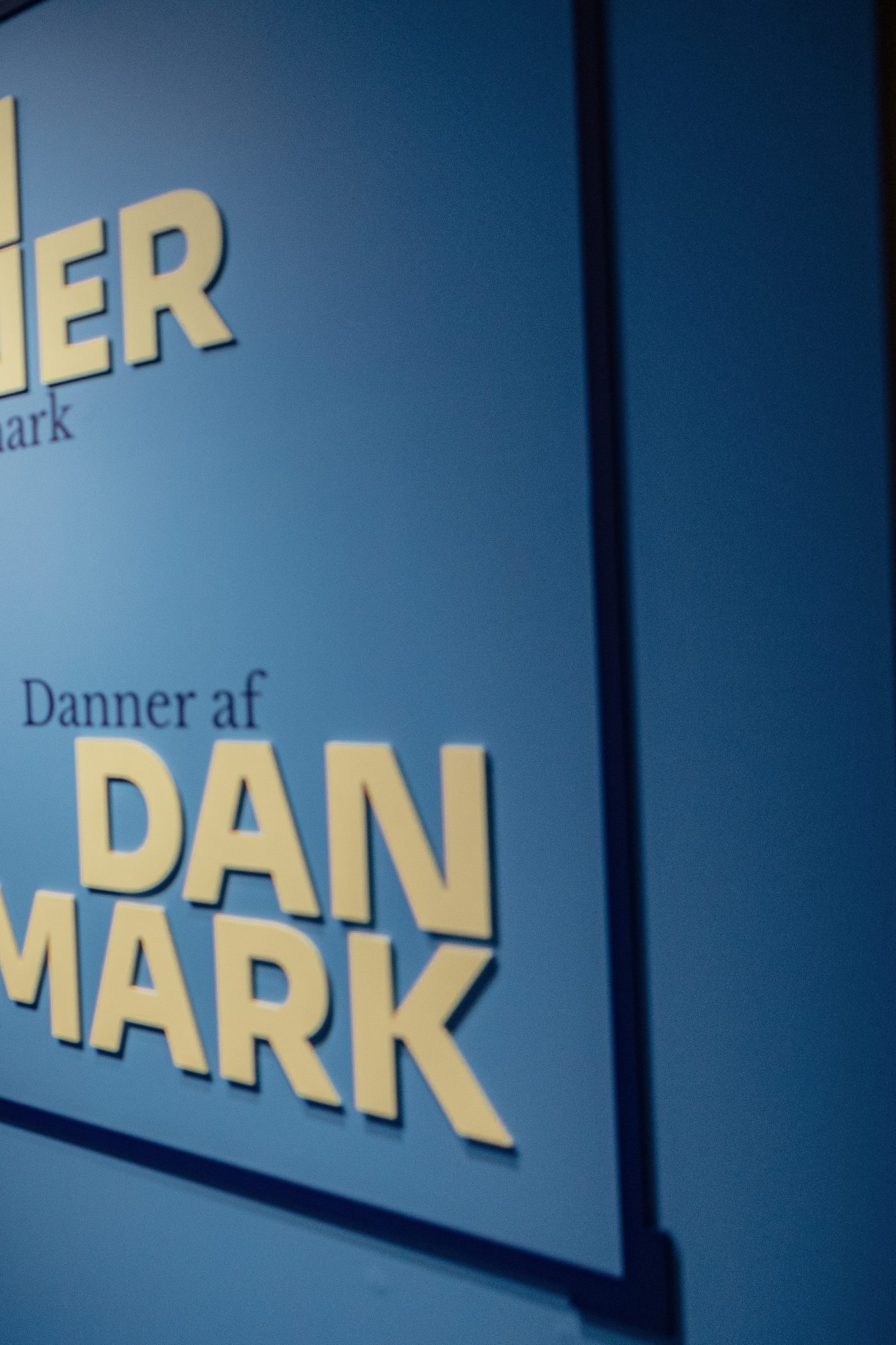 Danner af Danmark, blue title wall at the entrance of the exhibition