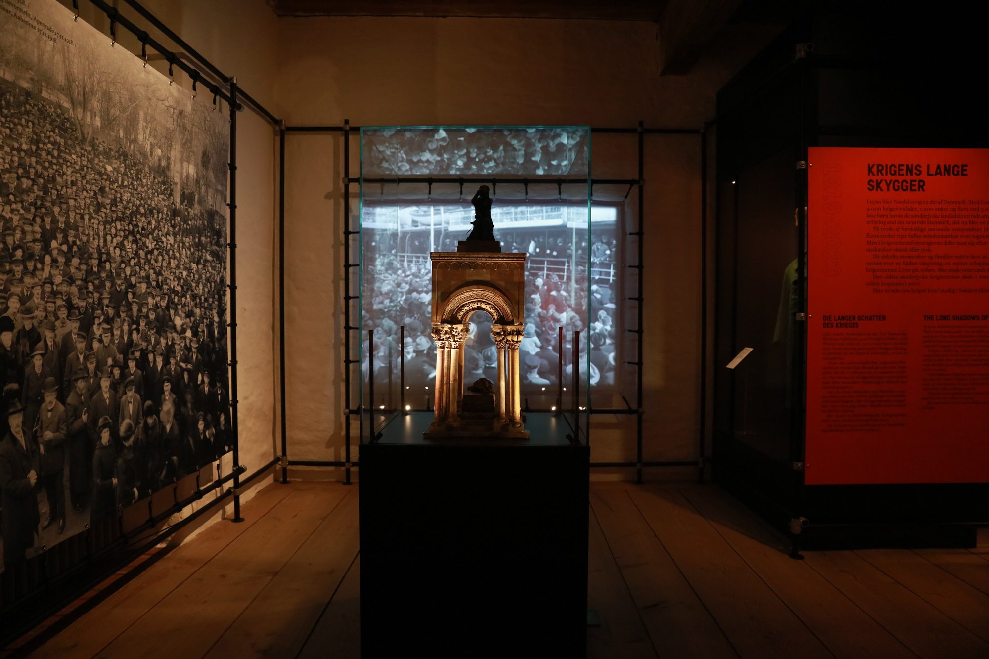 Sønderjyderne og Den Store Krig, the mobilisation room with the photograph of the crowd and the monument