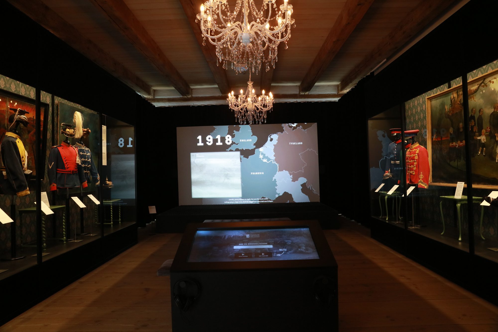 Sønderjyderne og Den Store Krig, the map room with the chandeliers, the uniforms and the projected map of 1918
