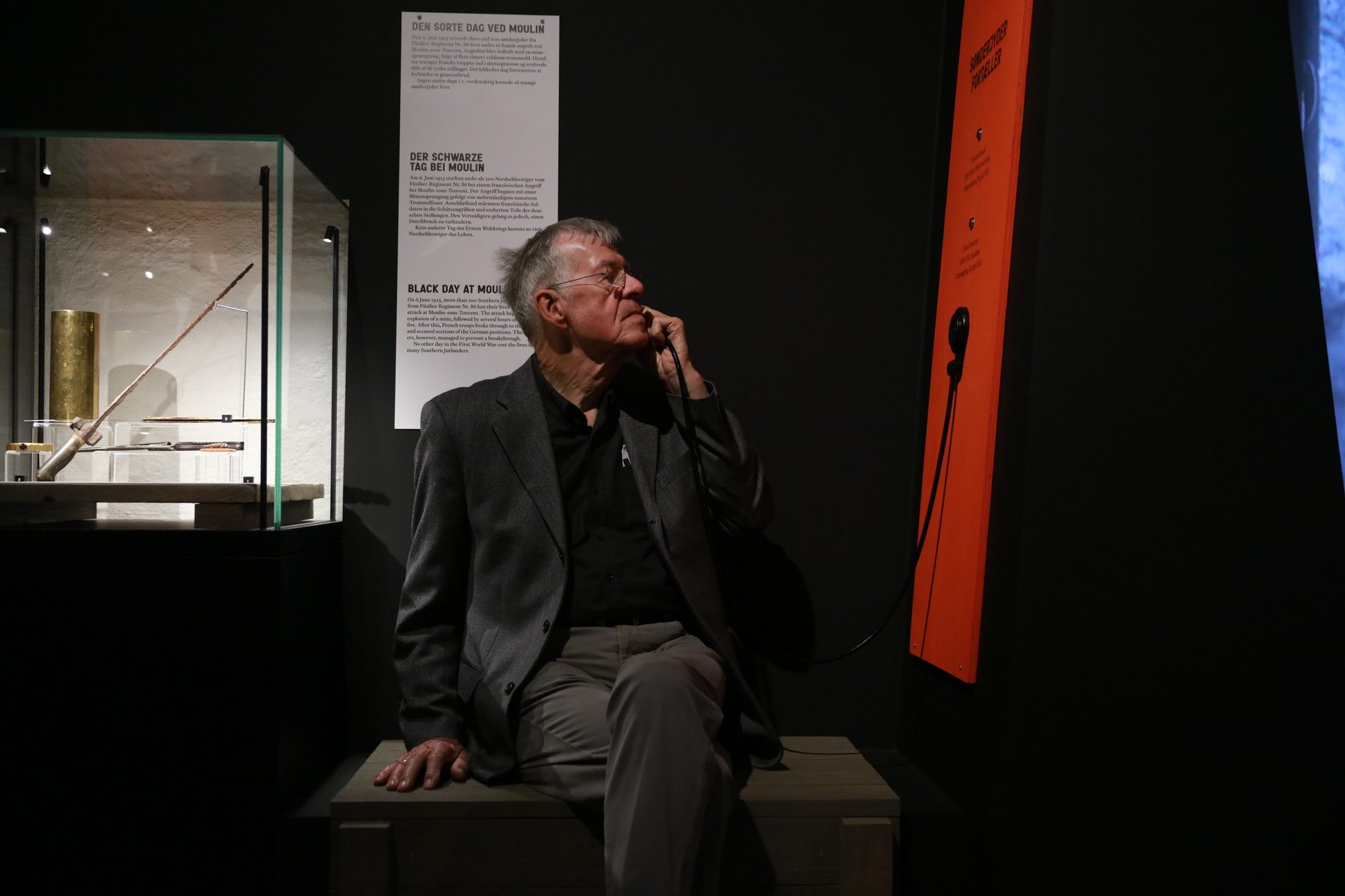 Sønderjyderne og Den Store Krig, a visitor listening to a soldier's memories on the telephone