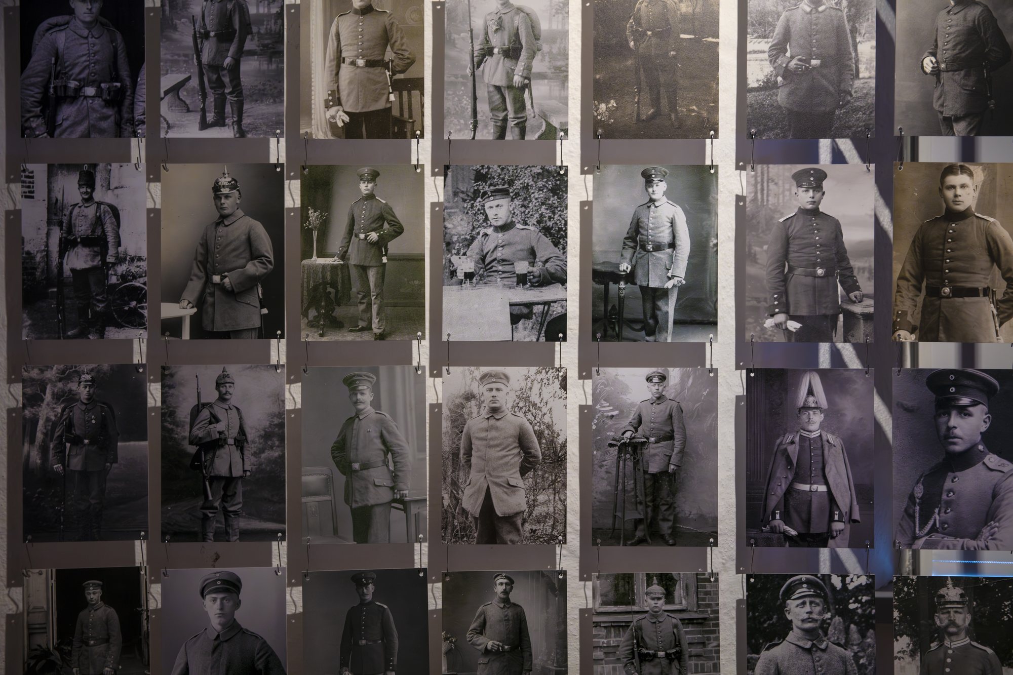 Sønderjyderne og Den Store Krig, the wall of portraits of the soldiers