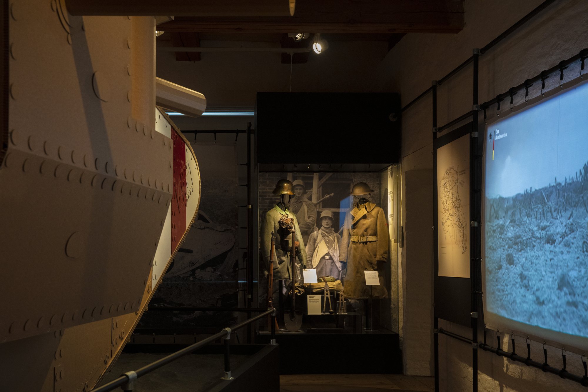 Sønderjyderne og Den Store Krig, the corridor along the tank with the film screen