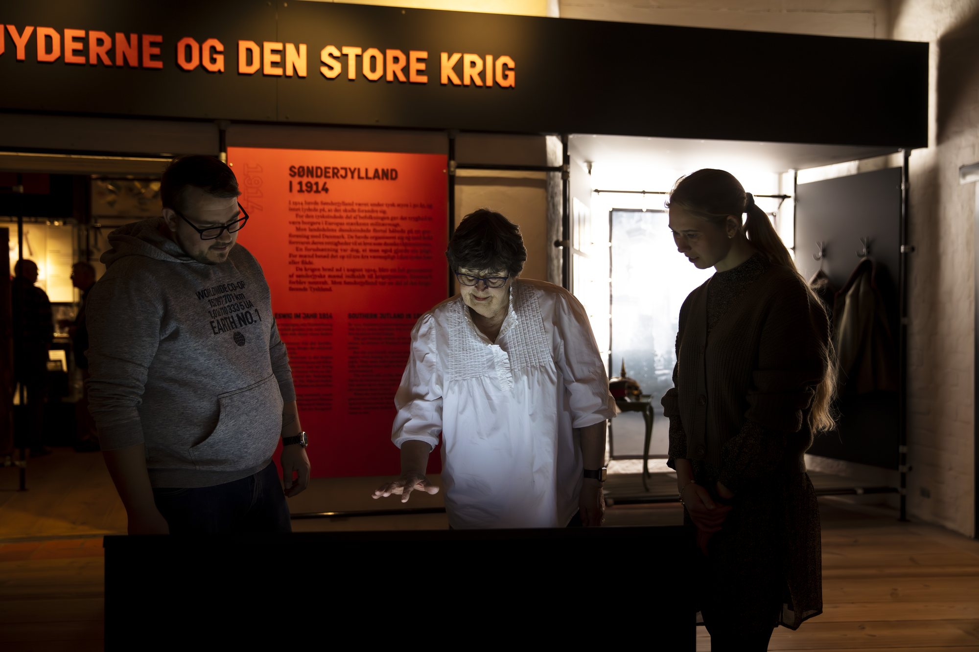 Sønderjyderne og Den Store Krig, visitors at the title wall of the exhibition