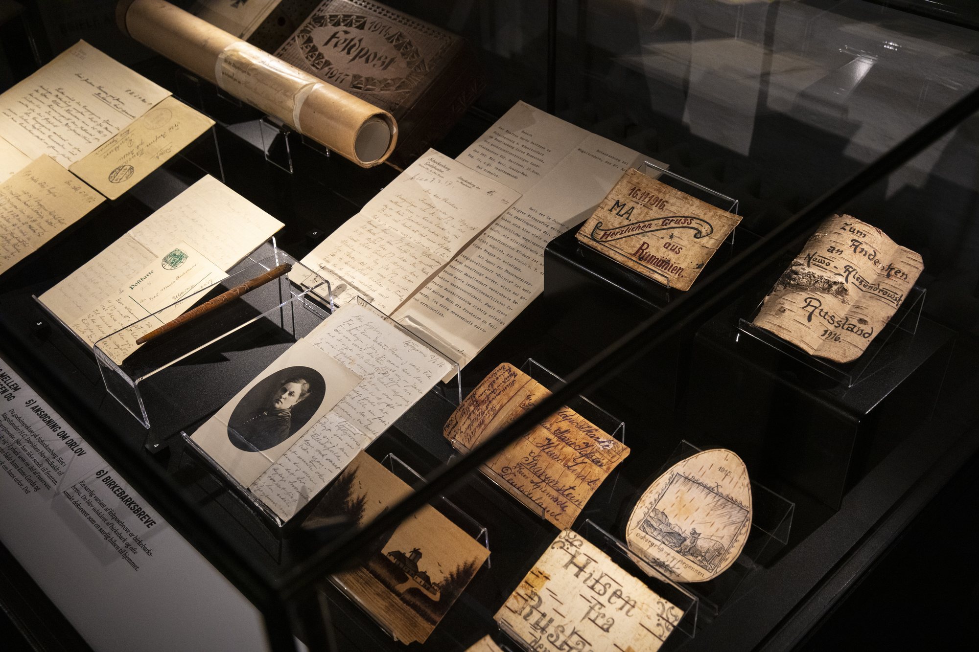 Sønderjyderne og Den Store Krig, letters and photographs in a vitrine