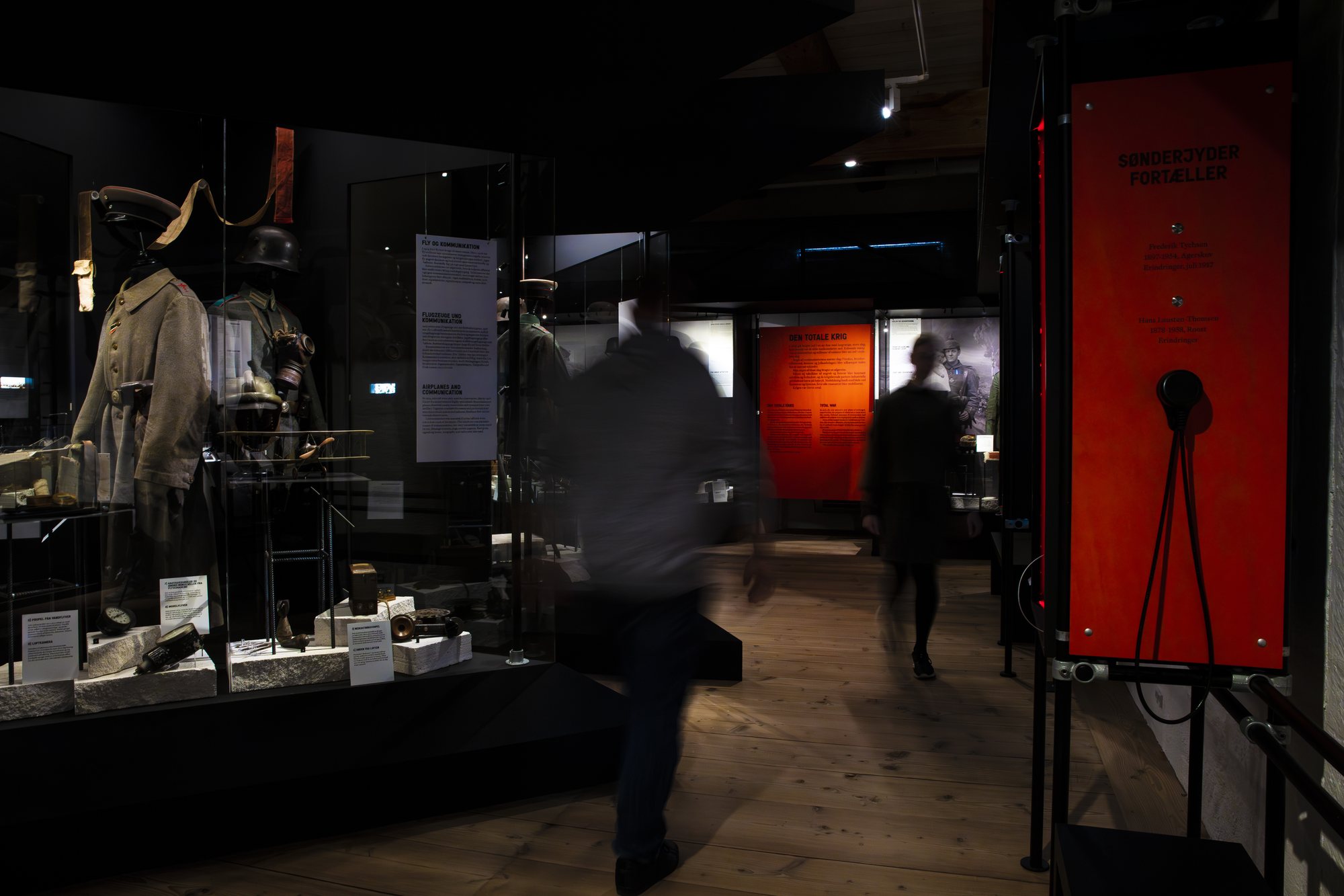 Sønderjyderne og Den Store Krig, the corridor with the red walls, a visitor passing