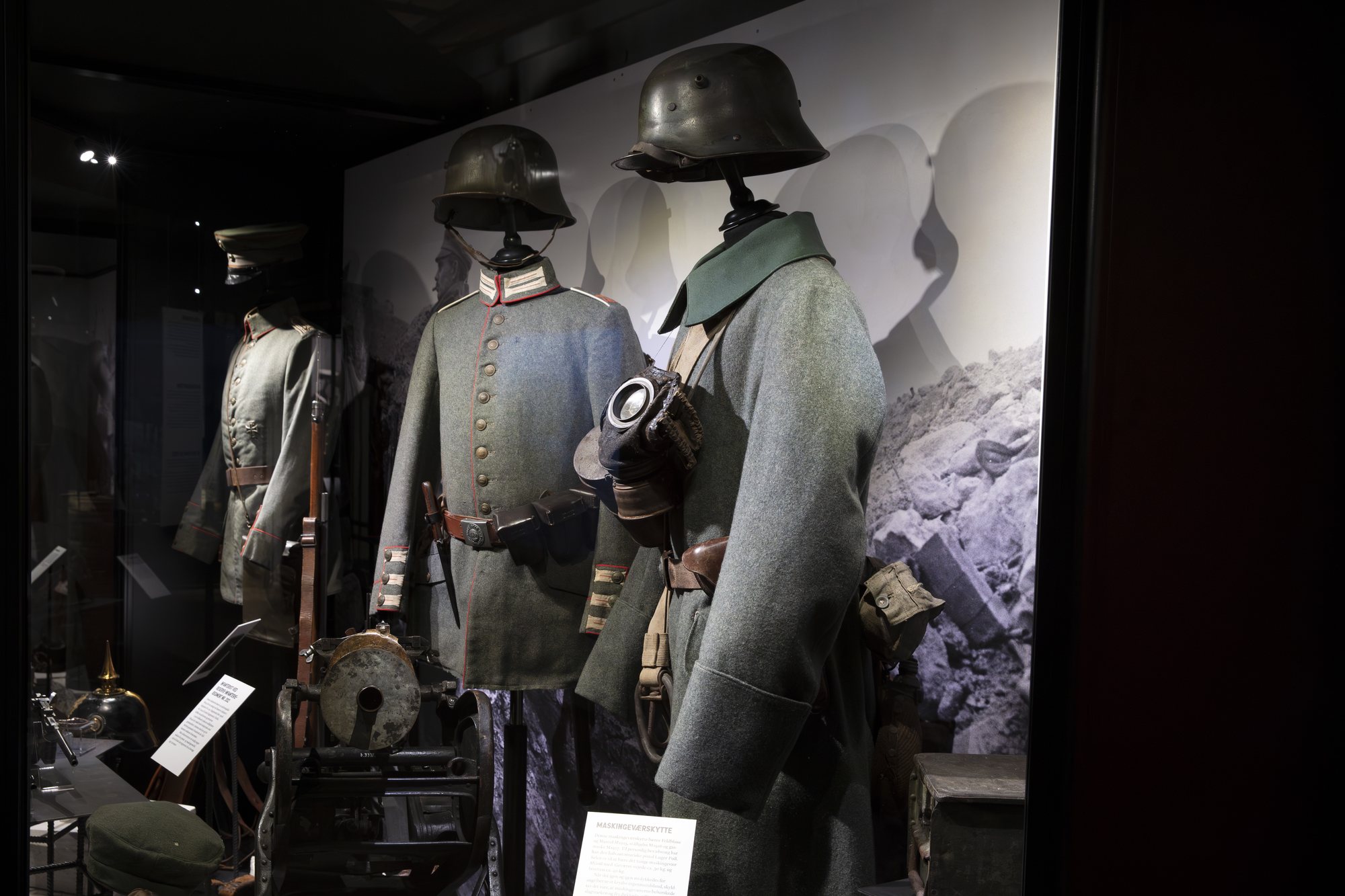 Sønderjyderne og Den Store Krig, helmets and uniforms in the trench vitrine