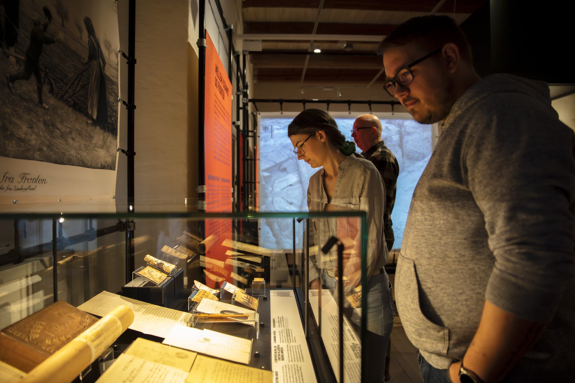 Sønderjyderne og Den Store Krig, visitors at the vitrine with letters