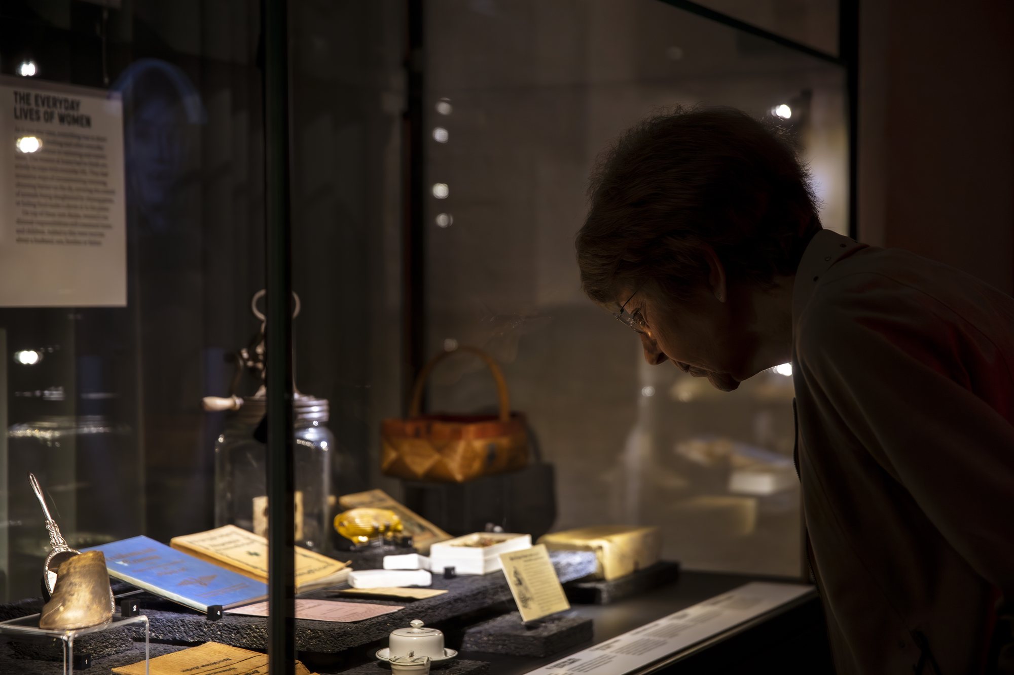 Sønderjyderne og Den Store Krig, a visitor bending over a vitrine