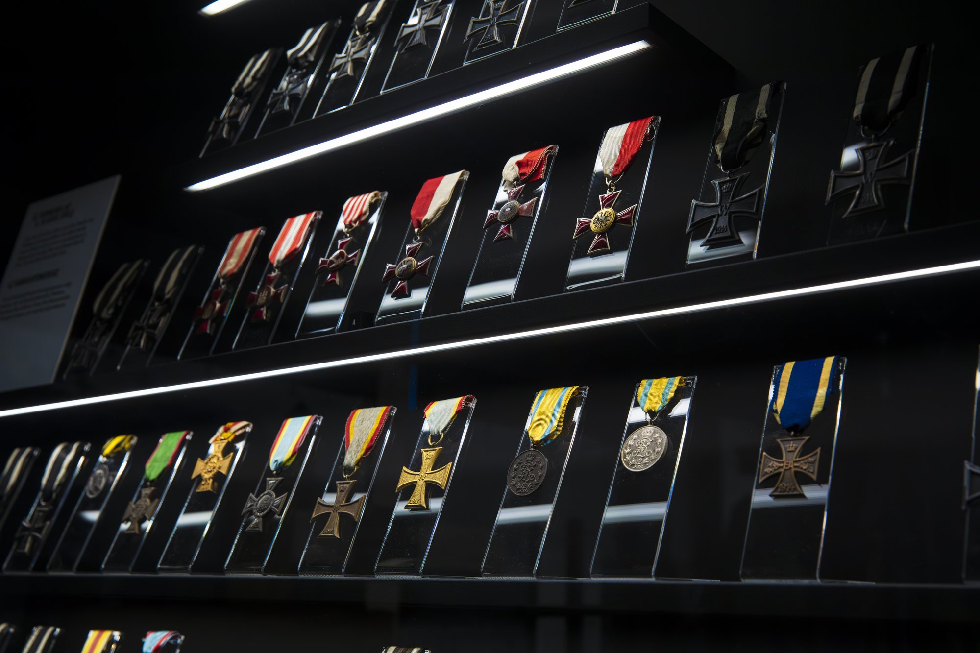Sønderjyderne og Den Store Krig, the wall of medals with coloured ribbons