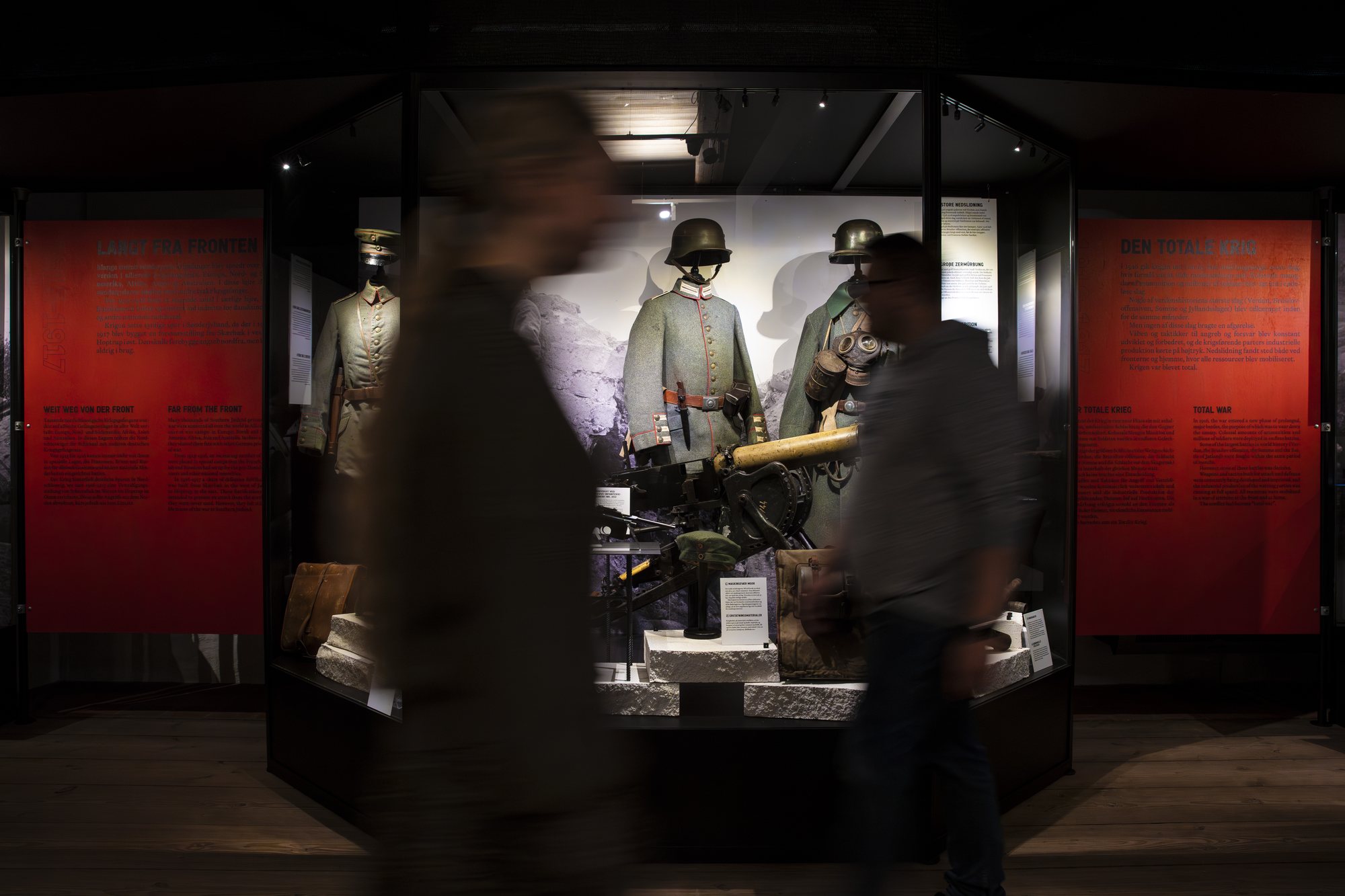 Sønderjyderne og Den Store Krig, visitors passing the uniform vitrine