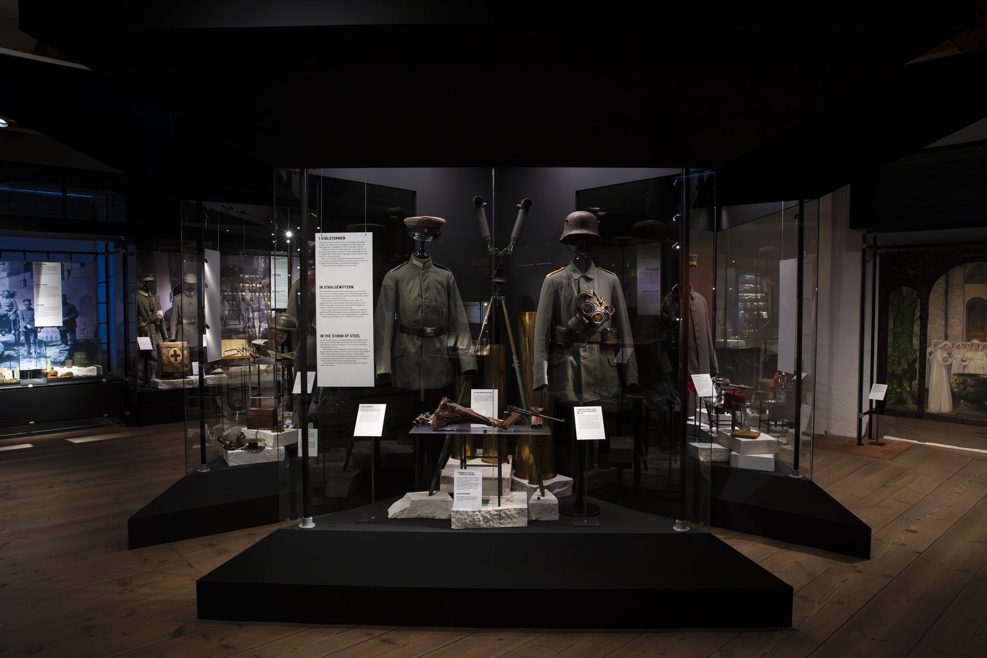 Sønderjyderne og Den Store Krig, the uniform vitrine seen from the front