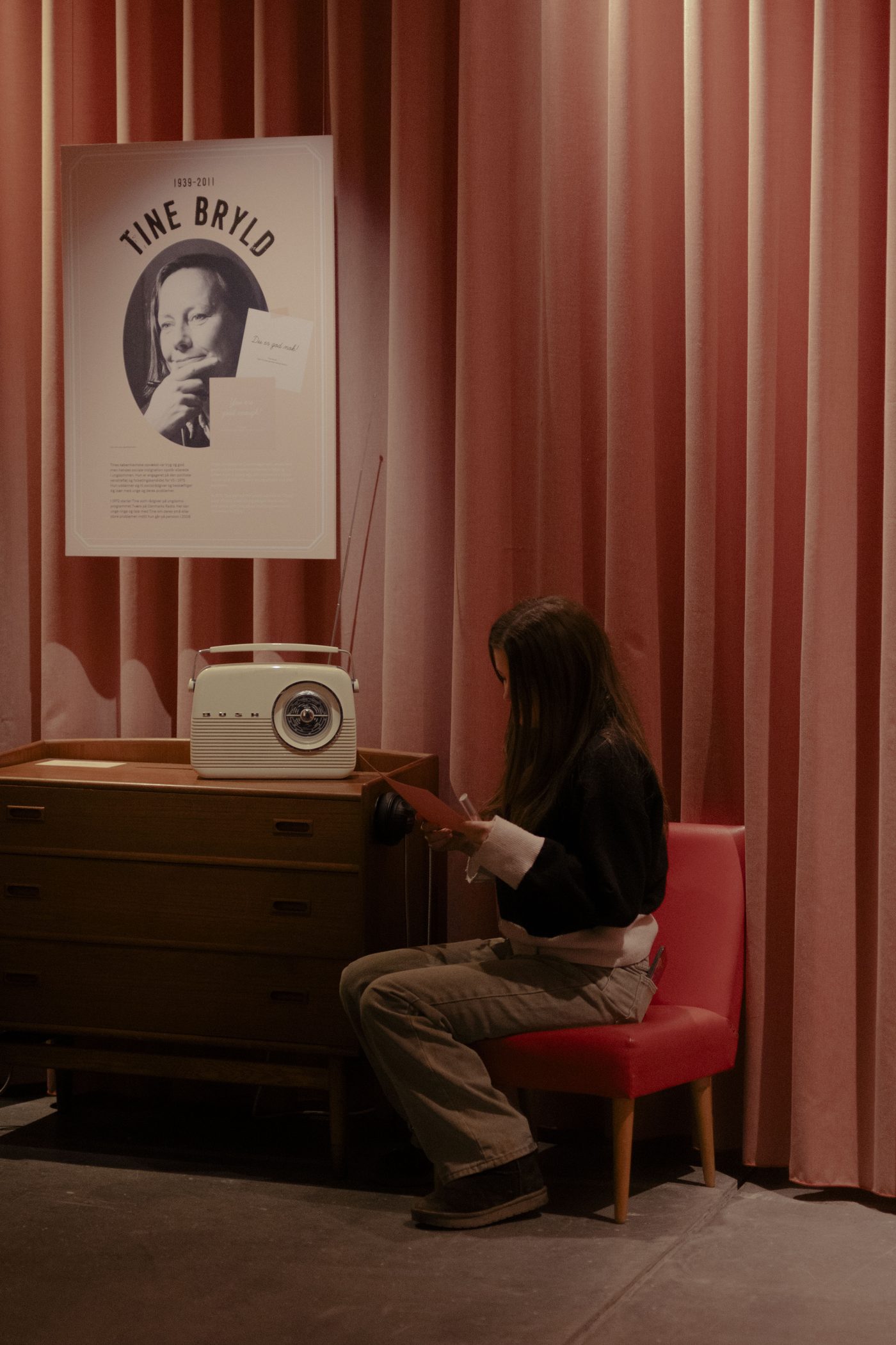 Kvindeliv, visitor listening to Tine Bryld's advice column on a radio in the pink lounge