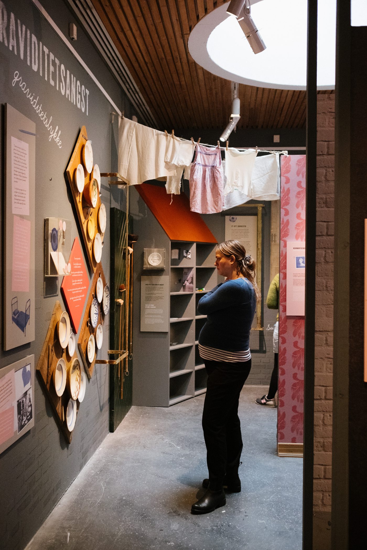 Kvindeliv, visitor at the wall about fear of pregnancy with plates and objects
