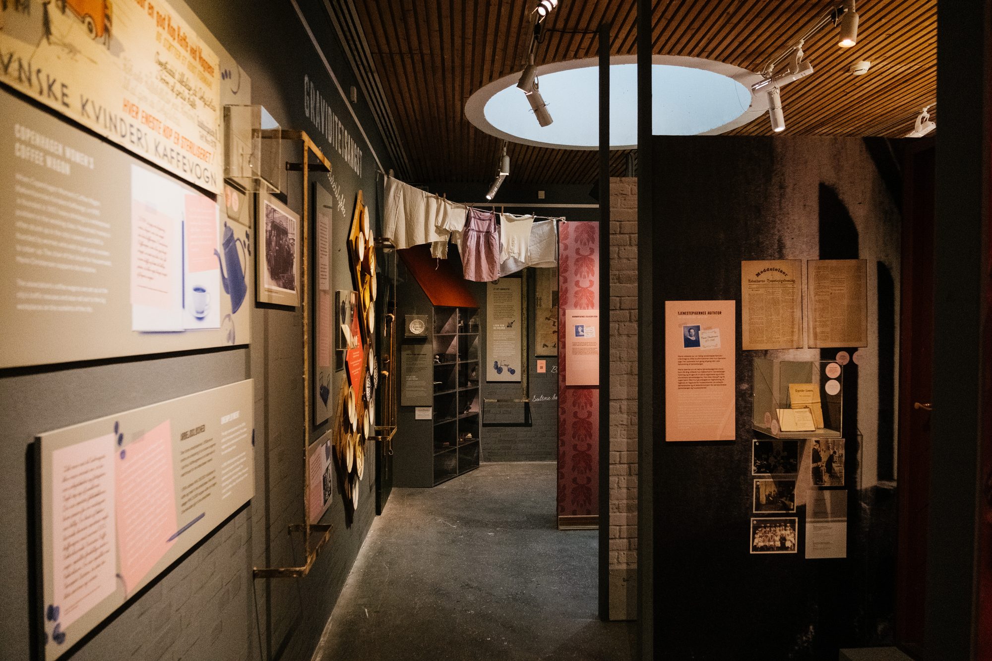 Kvindeliv, the everyday life section with washing lines and brick walls