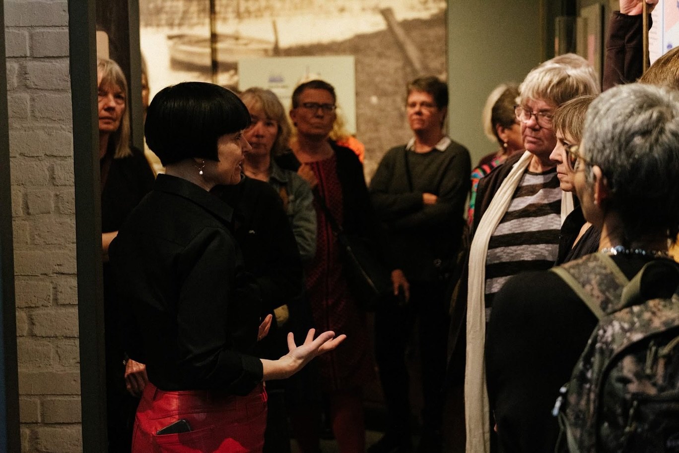Kvindeliv, a guide talking to a group of visitors in the exhibition