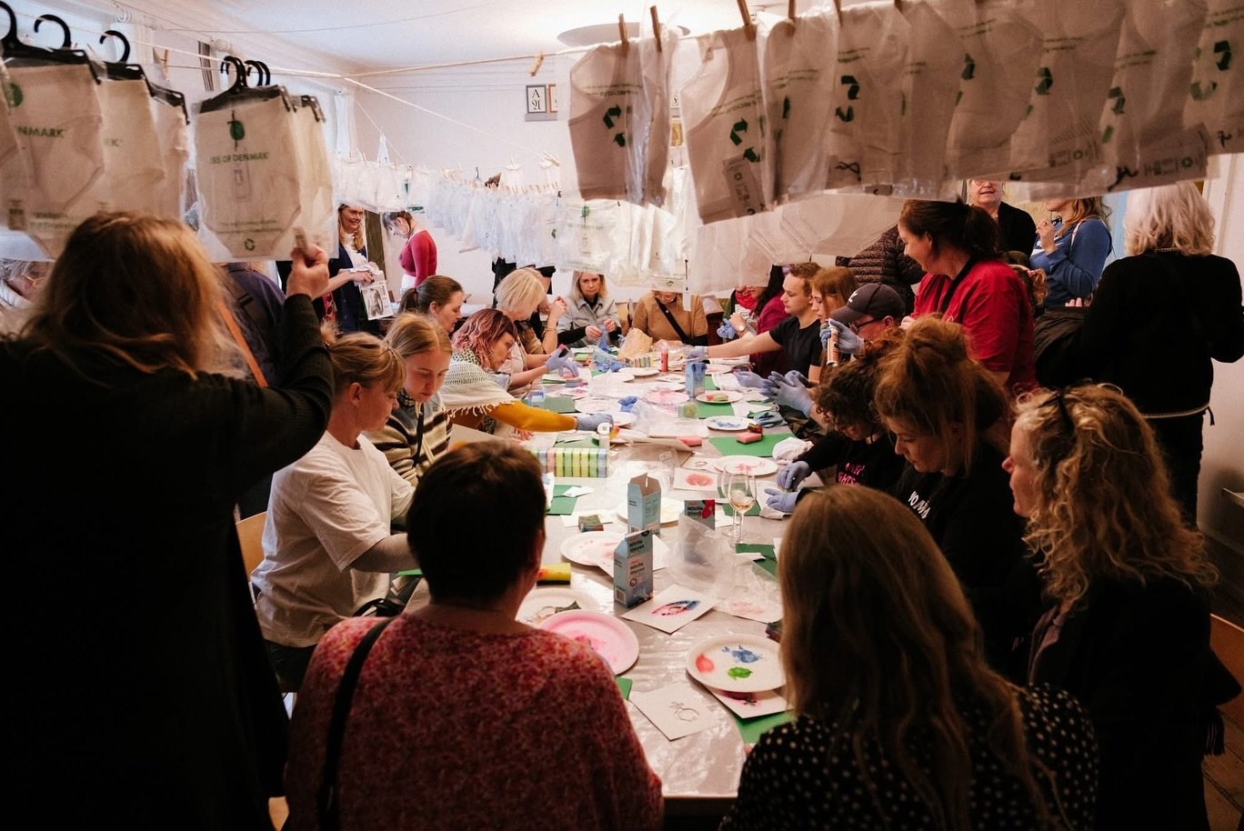 Kvindeliv, a workshop at the long table under the washing lines