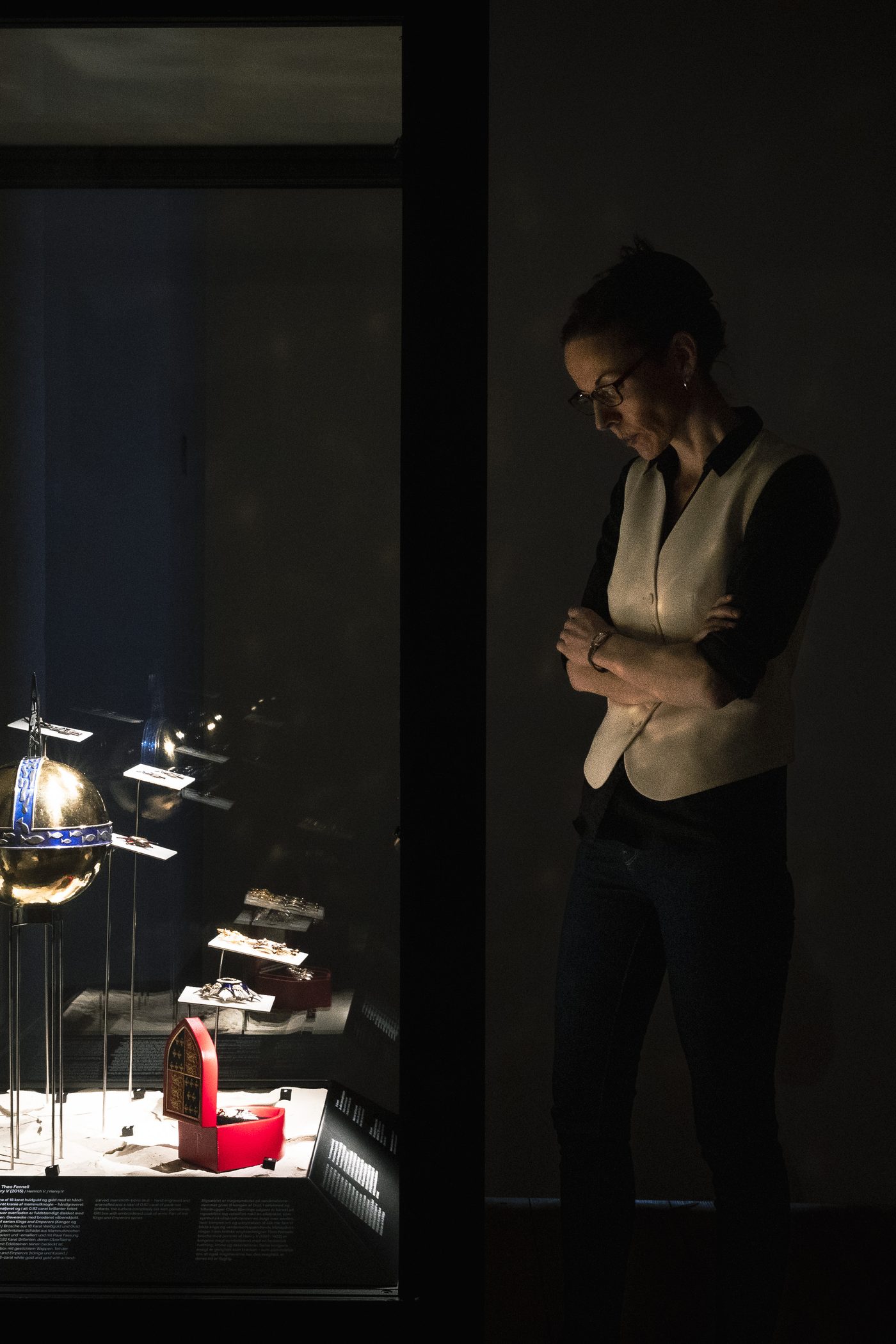 Makabre Mesterværker, visitor reading at a lit vitrine