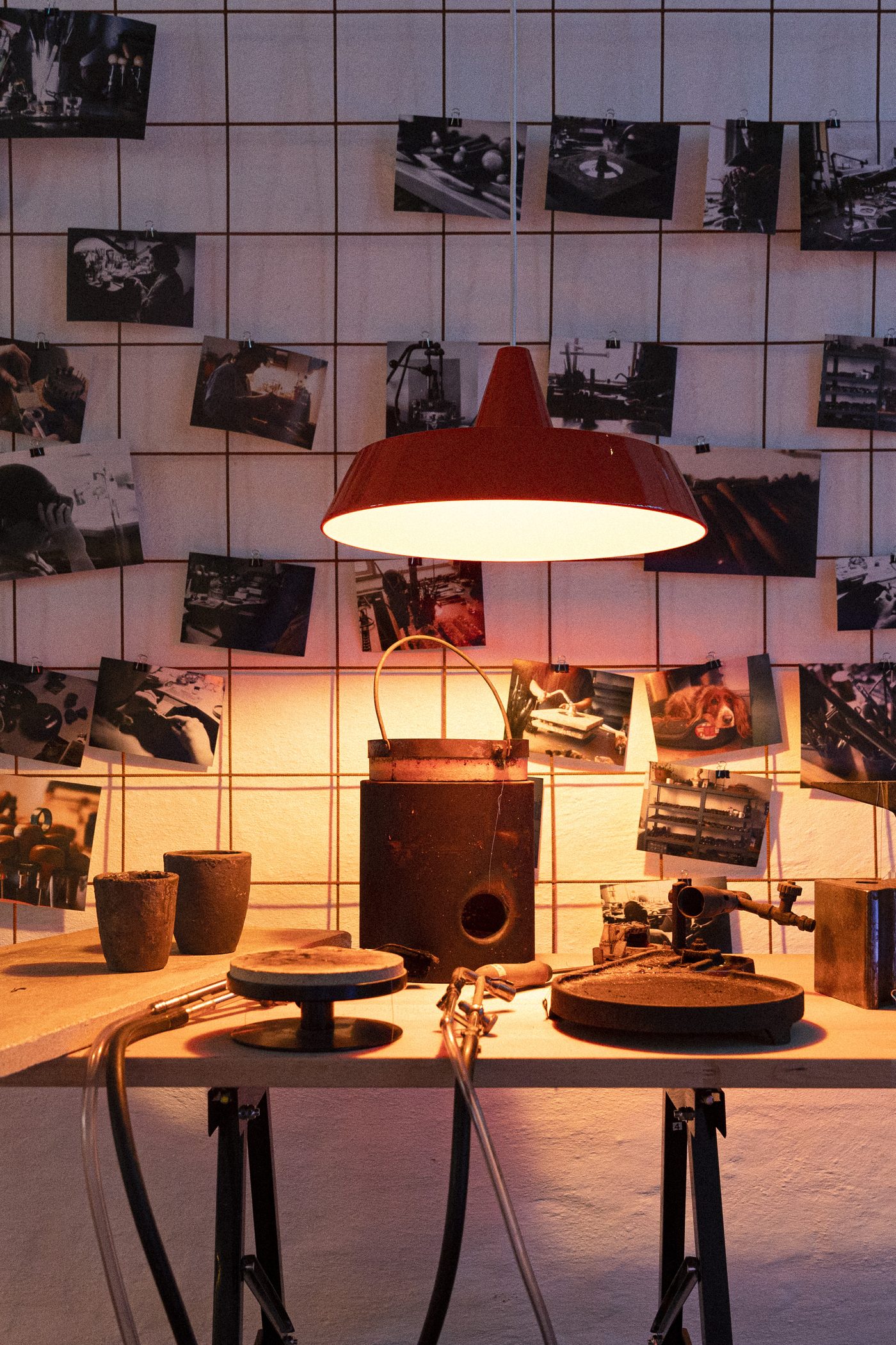 Makabre Mesterværker, workbench with tools under the photo wall and a red lamp