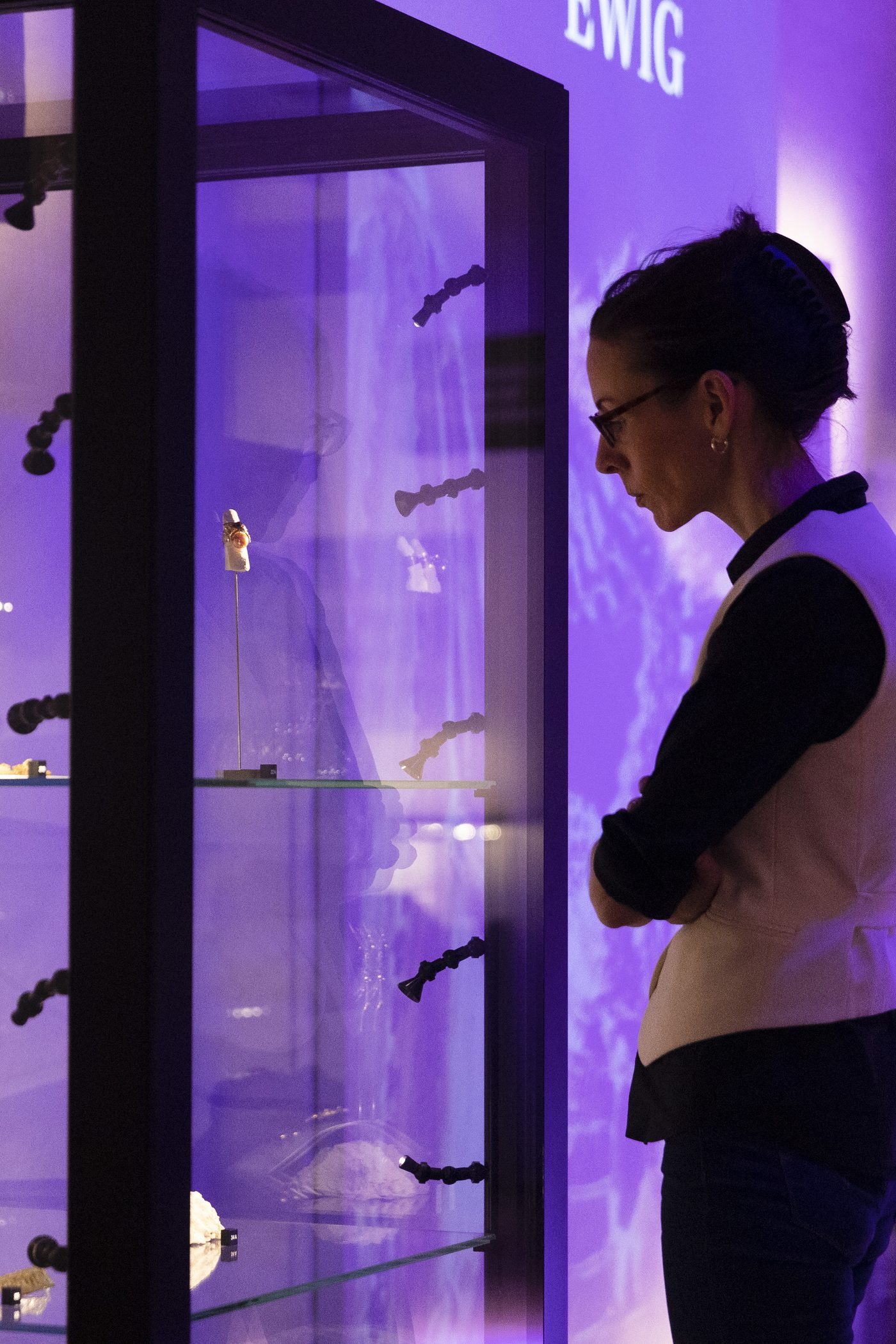 Makabre Mesterværker, visitor at a tall vitrine in purple light