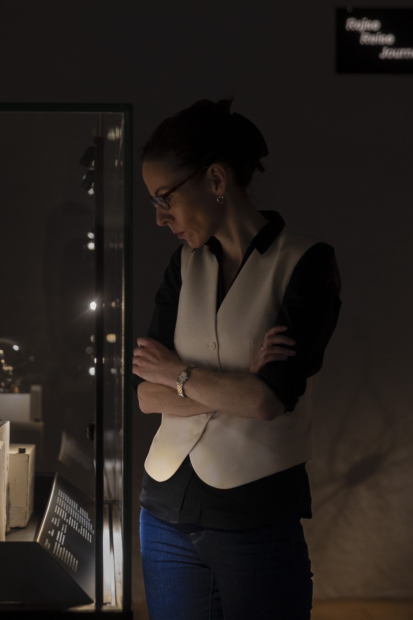 Makabre Mesterværker, visitor beside the crystal skull in its vitrine
