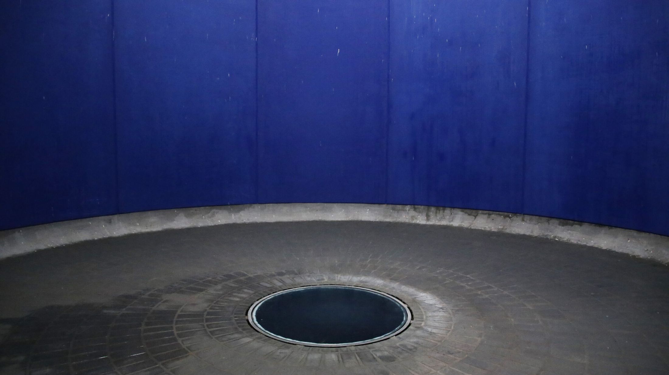 Opus Morturarium, inside the blue chamber with the pool in the floor