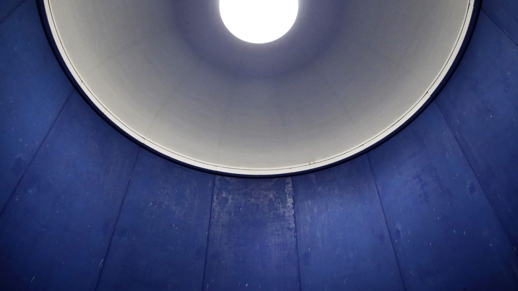 Opus Morturarium, the opening in the ceiling