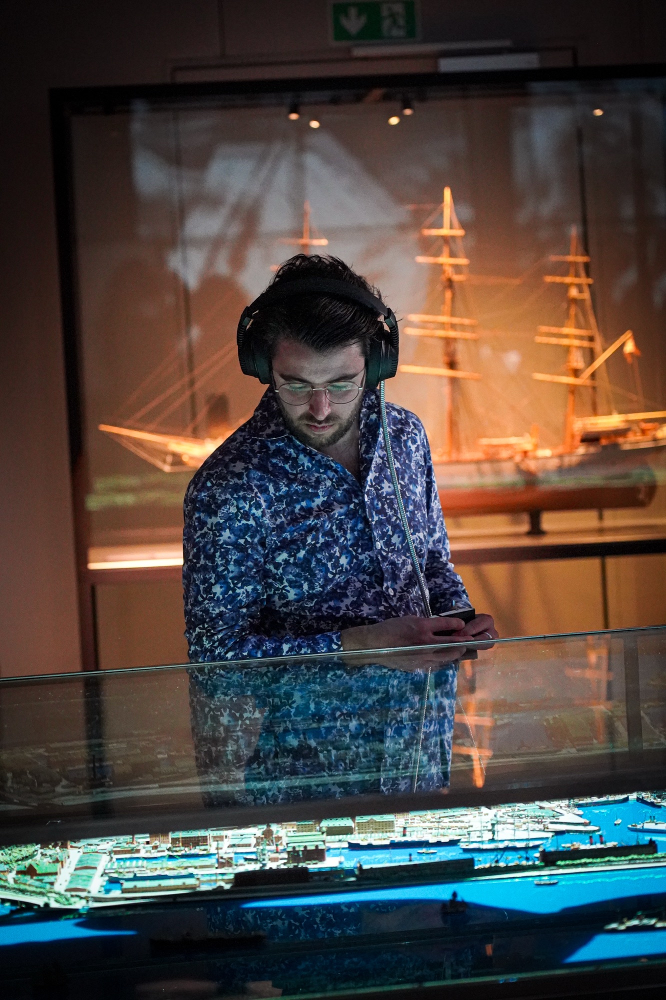 Søfarer, visitor listening at the harbour model