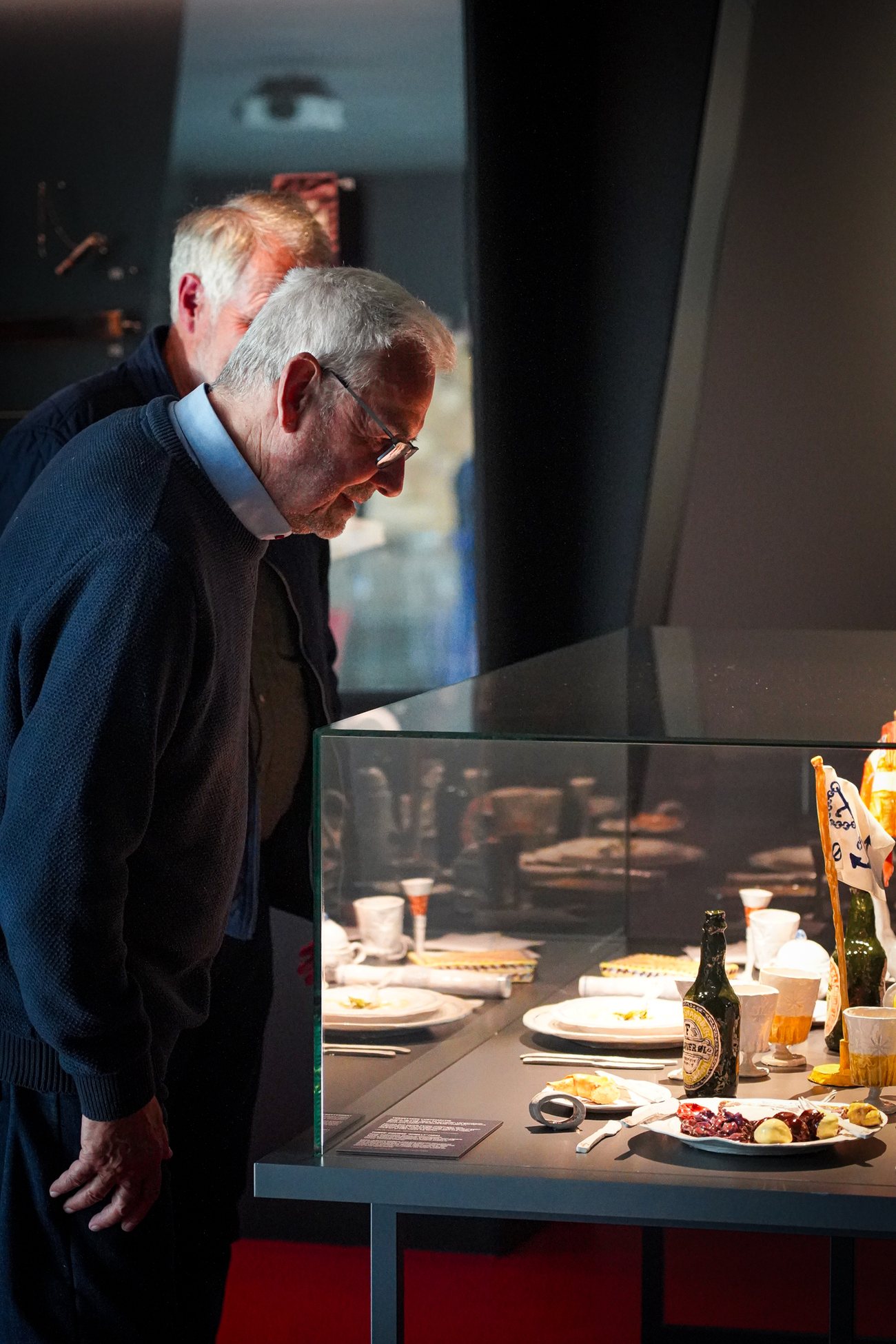 Søfarer, two visitors at the vitrine with the ship's dinner table