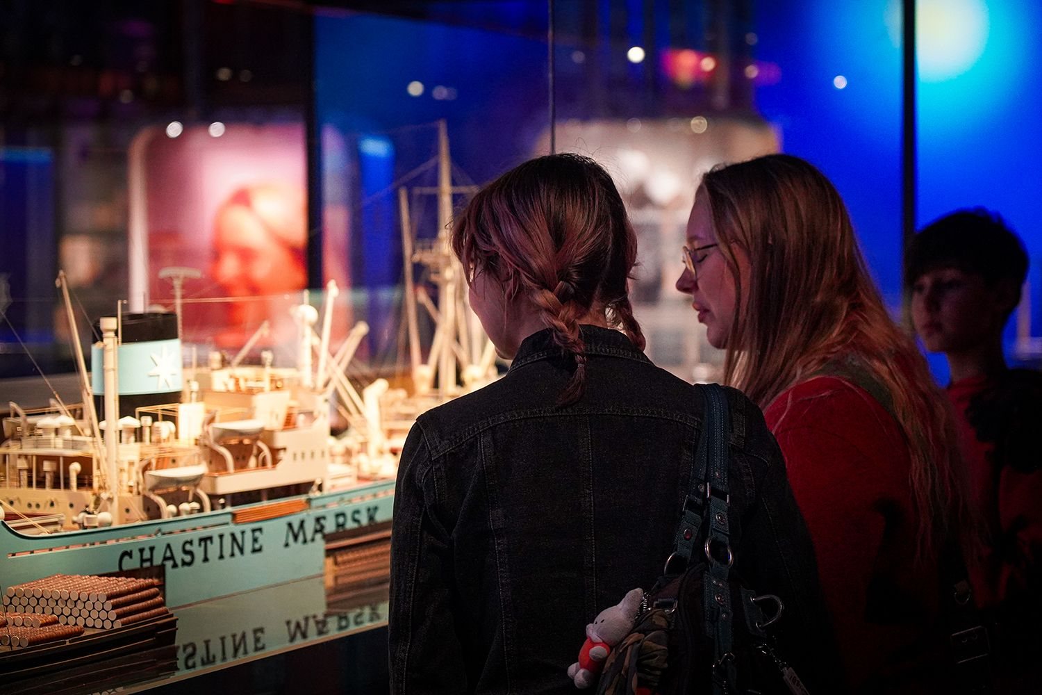 Søfarer, two visitors at the model of the ship Chastine Mærsk