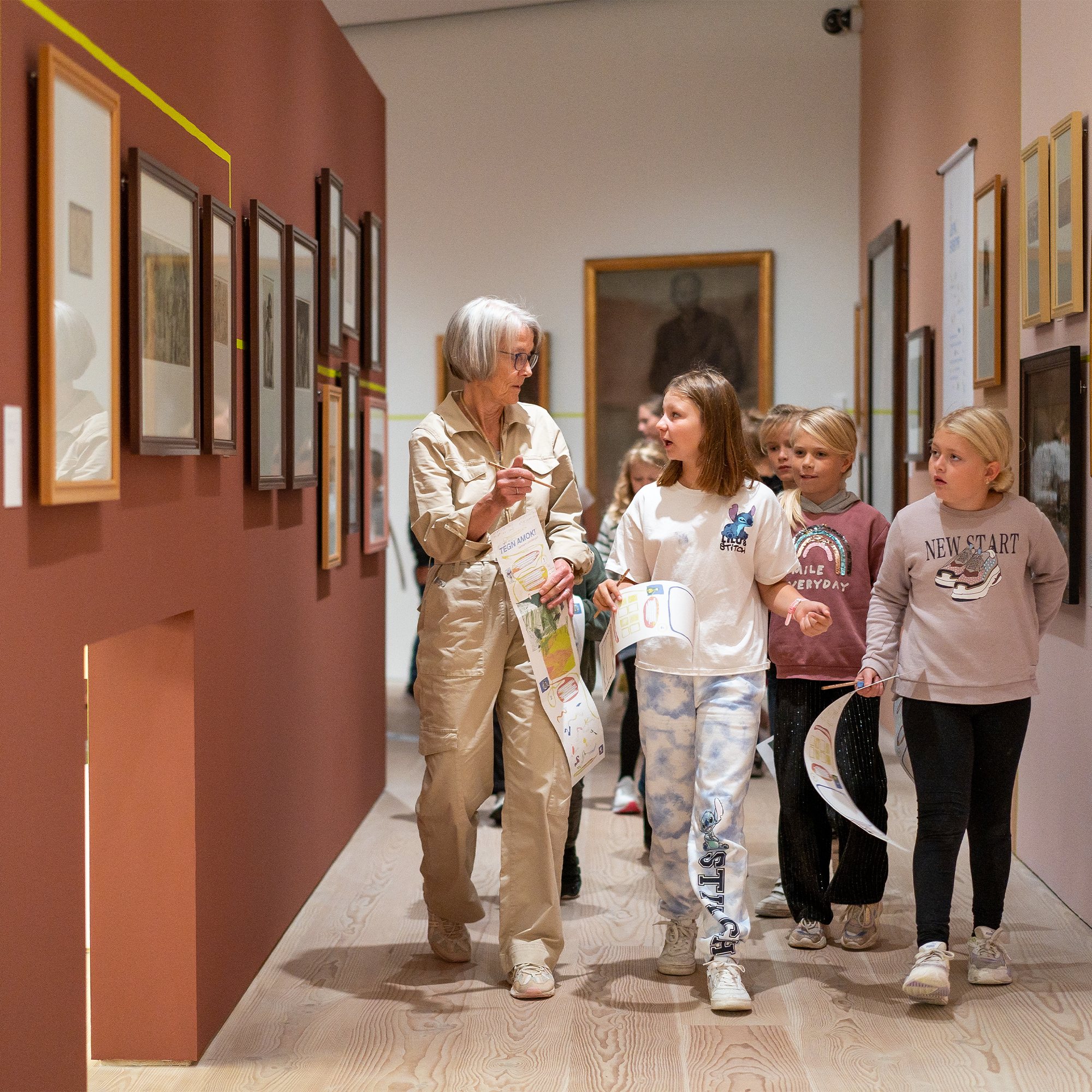 Tegn Amok, a guide with children in the red corridor at Skagens Museum