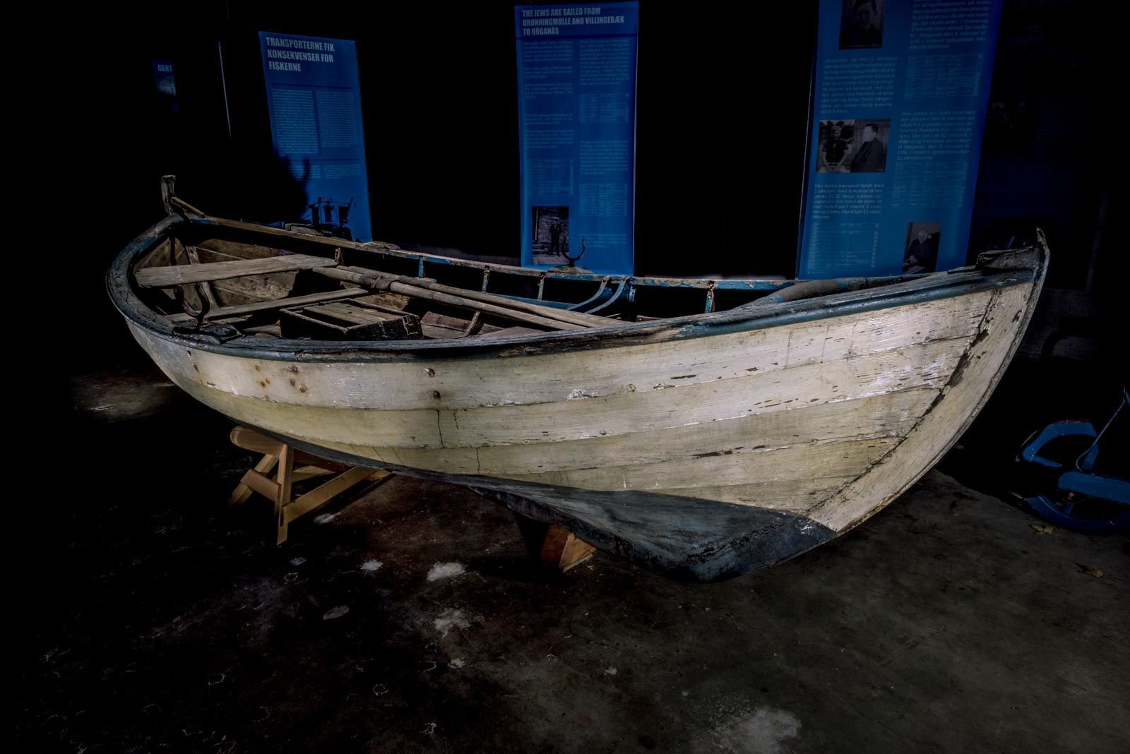 The open wooden dinghy from Villingebæk on a stand in the exhibition at Gilleleje Museum
