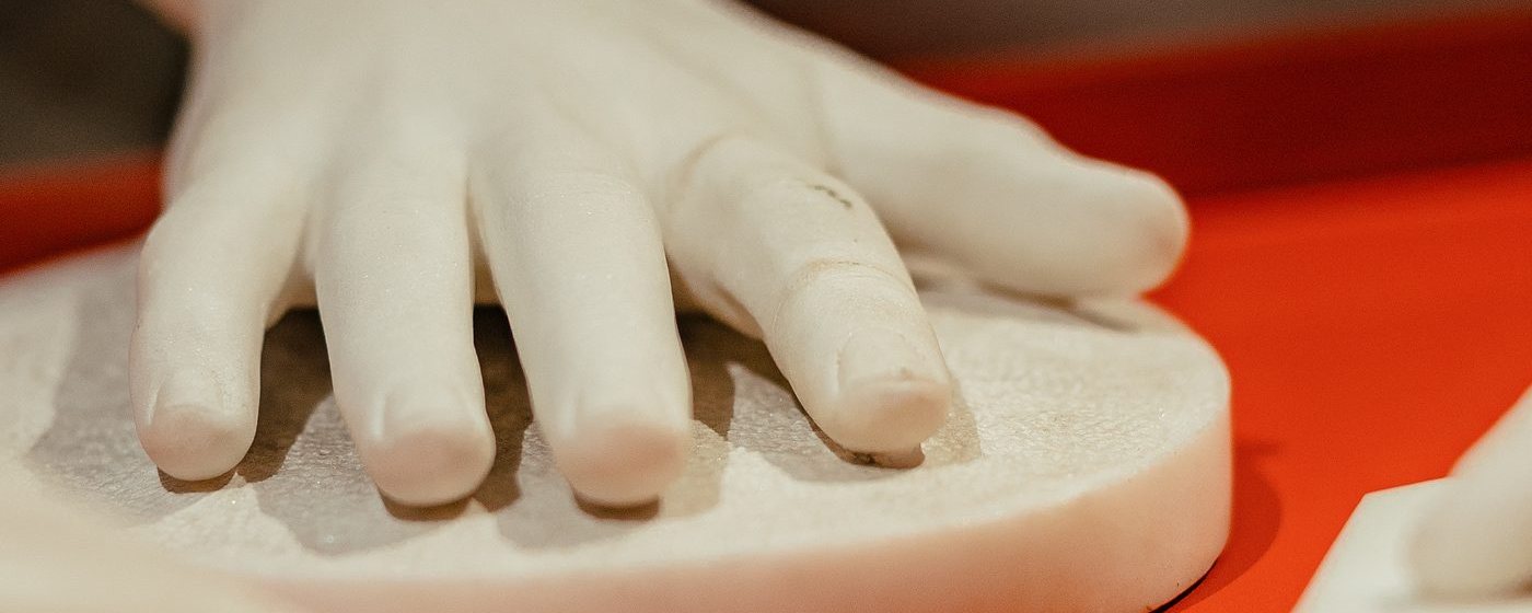 A plaster hand on the red table in Danner af Danmark